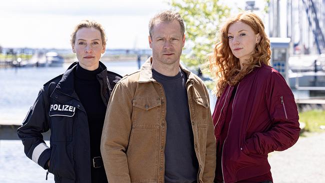 Hannah Wagner, Hauke Jacobs und Jule Christiansen stehen beisammen und blicken in die Kamera.