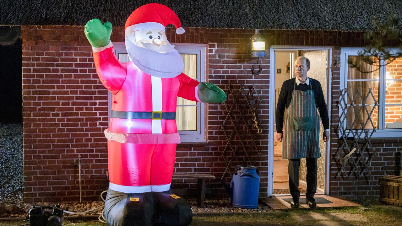 © ORF/ZDF/Sandra Hoever Carl Sievers entdeckt einen leuchtenden Weihnachstmann vor seiner Haustür.