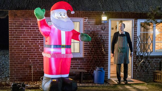 © ORF/ZDF/Sandra Hoever Carl Sievers entdeckt einen leuchtenden Weihnachstmann vor seiner Haustür.