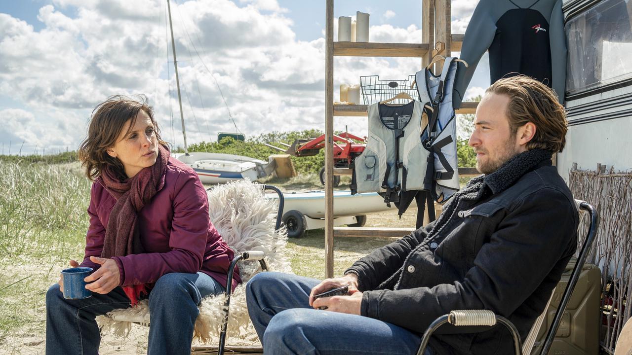 © ORF/ZDF/Georges Pauly Ina Behrendsen befragt Jona Reuter, den Sohn des ermordeten Rudolf Reuter.