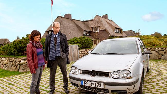 Im Bild: Durch Zufall geht ein weiterer Mordanschlag daneben. Ina (Julia Brendler) und Sievers (Peter Heinrich Brix) begutachten das Unfallauto.