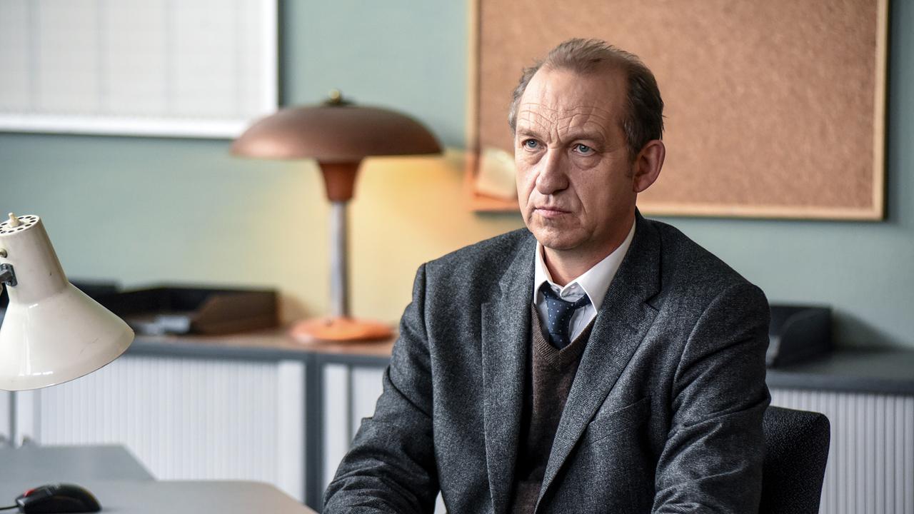 Die Spur in Carl Sievers‘ erstem Fall führt ausgerechnet in seine ehemalige Dienststelle nach Kiel.
