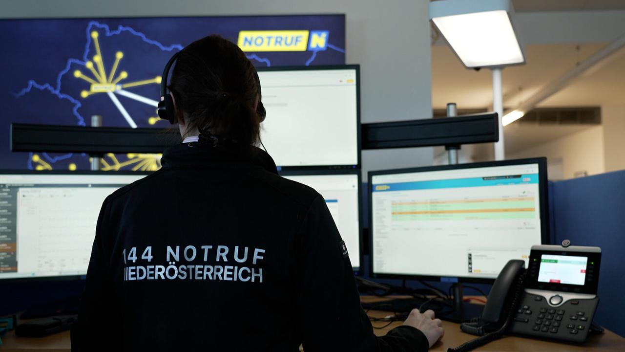 Eine Notärztin sitzt vor dem PC in der Zentrale des Notruf Niederösterreich