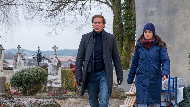 Im Bild: Auf dem Friedhof schreiten Caspar Bergmann (Thomas Heinze) und Annabell Lorenz (Stephanie Stumph) gerade noch rechtzeitig ein, bevor ein weiteres Unglück passieren kann.