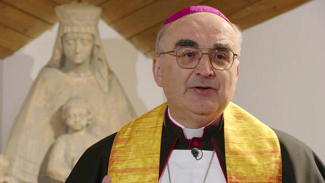 Diözesanbischof Wilhelm Krautwaschl mit Stola steht in einem Innenraum, im Hintergrund sind religiöse Skulpturen zu erkennen.