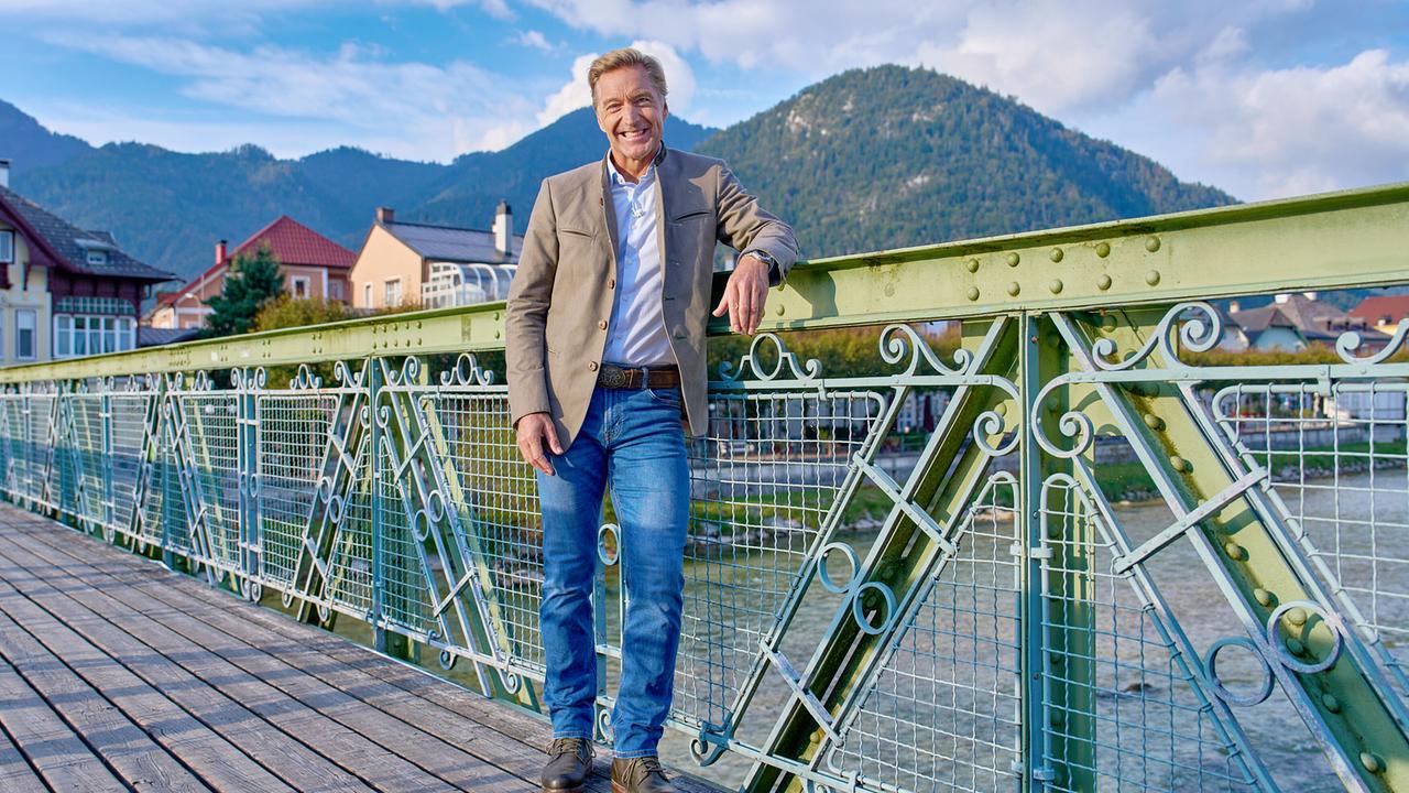 Hans Knauß steht auf einer Brücke, im Hintergrund Bad Ischl
