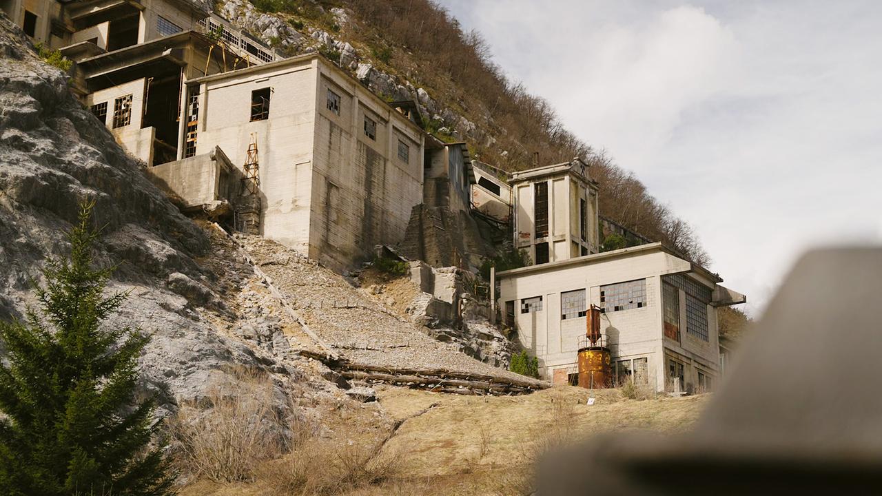 Verlasse Gebäude vom alten Bergwerk Cave del Prebil