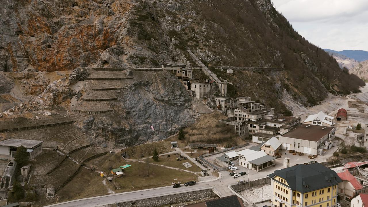 Drohnenbild mit Blick auf das alte Bergwerk Cave del Prebil