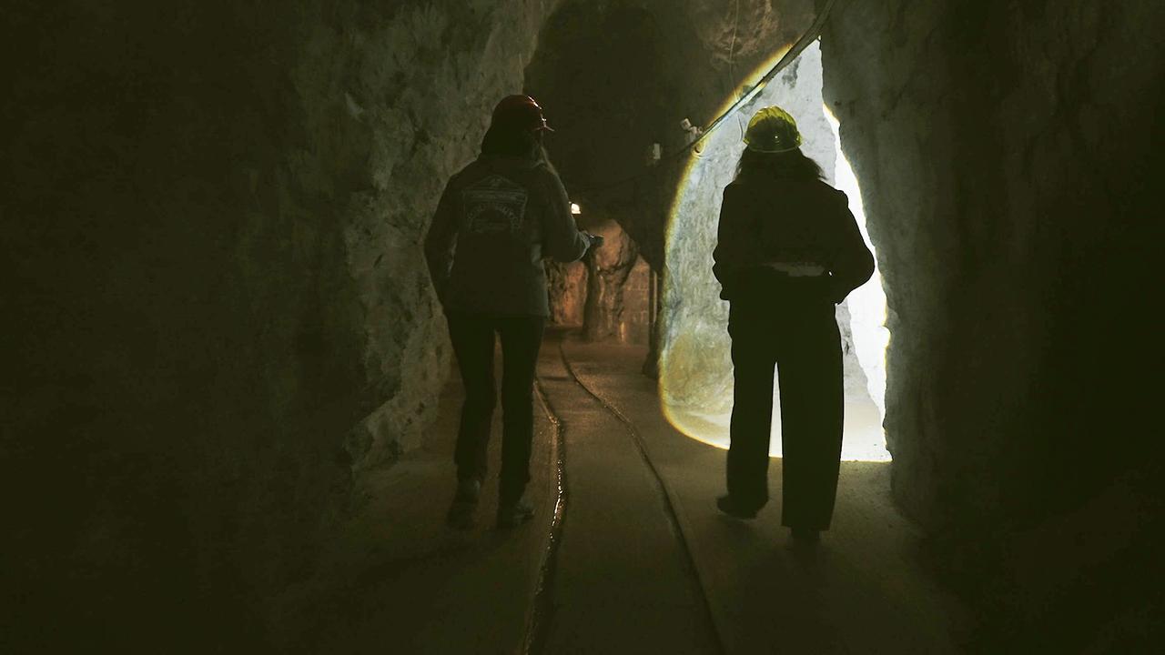 Julia Cencig mit Bergwerksführerin Leila Meroi im Bergwerk Cave del Prebil