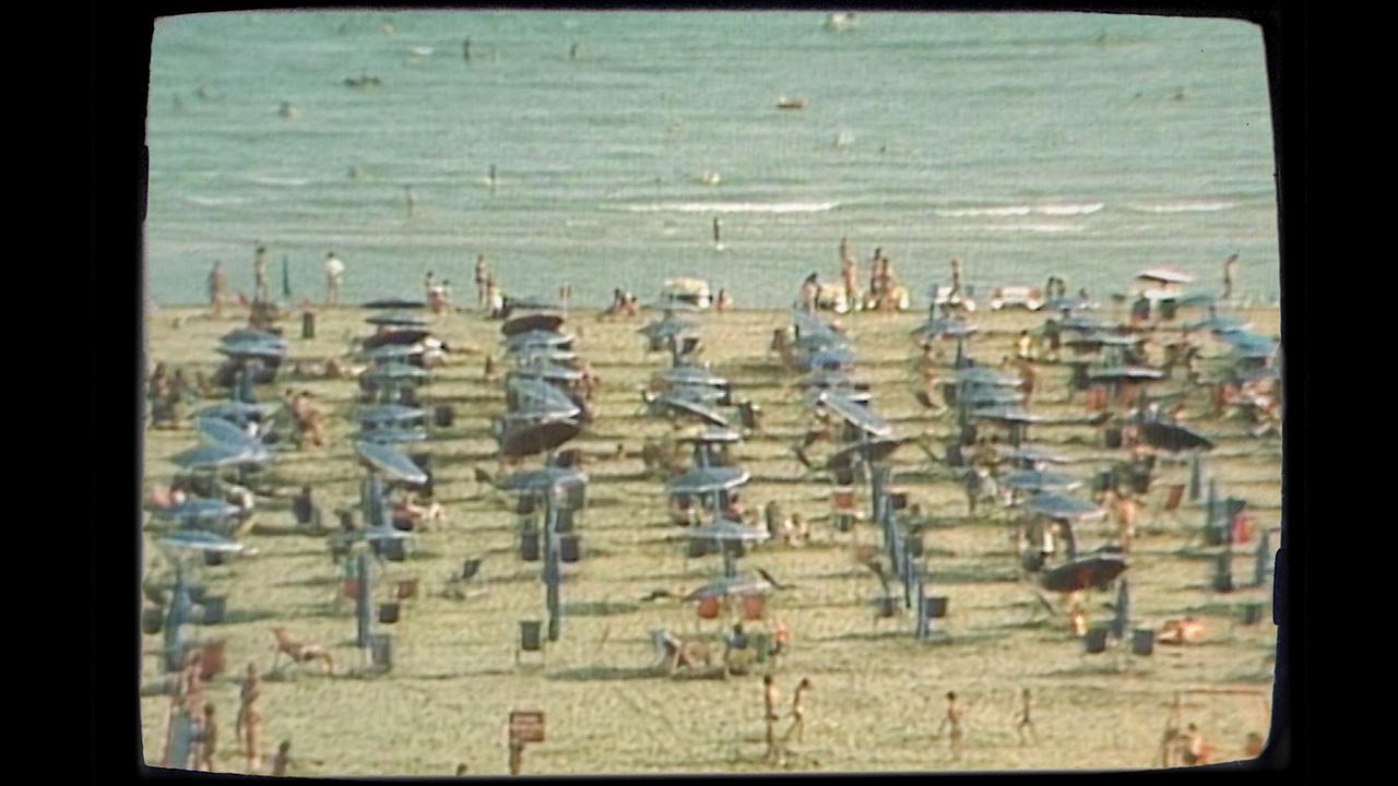Archivbild: Belebter Badestrand an der Adria 