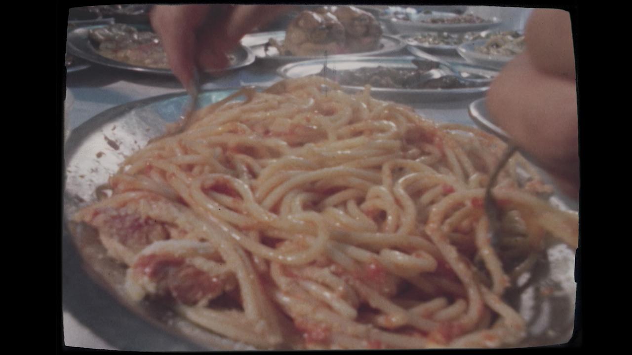 Archivbild: Teller mit Spaghetti, von dem jemand isst.