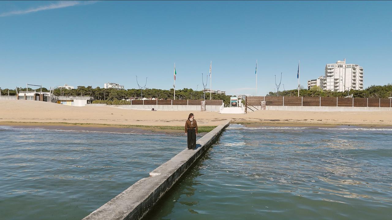 Julia Cencig steht auf einem Steg am Strand von Lignano
