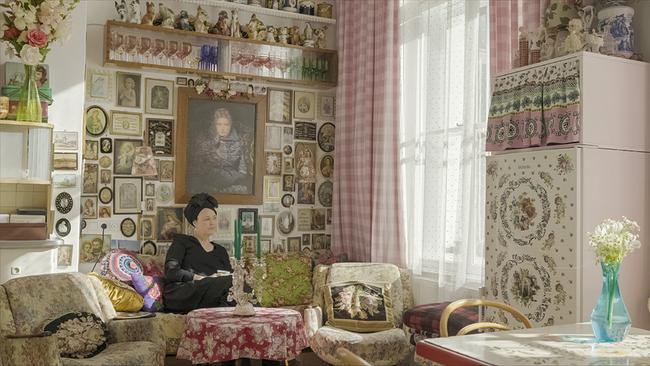 Modeschöpferin Susanne Bisovsky in der Küche ihres Salons