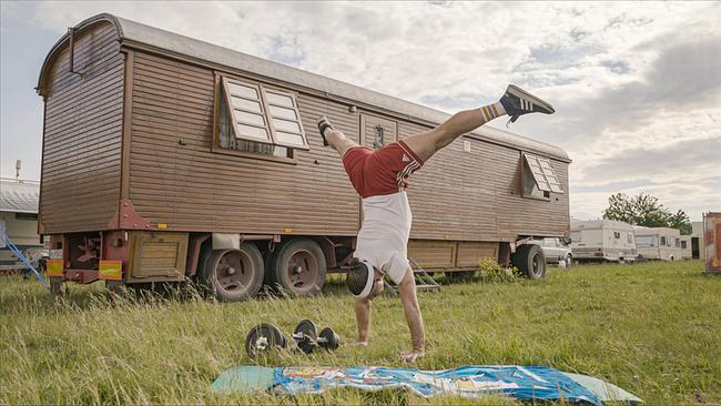 © ORF/Feuer & Flamme Film Österreichs Original Alexander Schneller macht vor seinem Zirkuswohnwagen einen Handstand