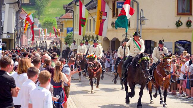 © ORF/Galore Films Traditionelles Kranzelreiten
