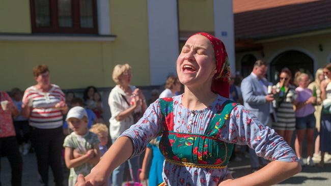 © ORF/Galore Films In Tracht Tanzende bei Stinatzer Hochzeit