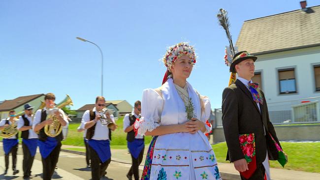 © ORF/Galore Films Stinatzer Hochzeitsumzug - Kränzlerin und Kränzler und Musiker
