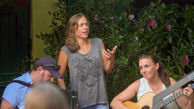 © ORF/Galore Films Agnes Palmisano & Bravour Schrammeln bei Heurigenauftritt
