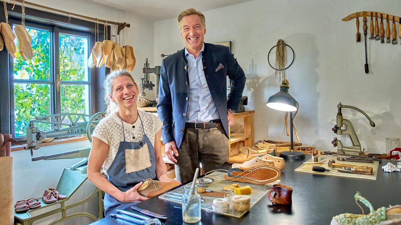 © ORF/Landesstudio Steiermark/Alois Kuschetz Hans Knauß besucht die Schuhmacherin Manuela Kendler in ihrer Werkstatt und blickt ihr bei der Arbeit über die Schulter.