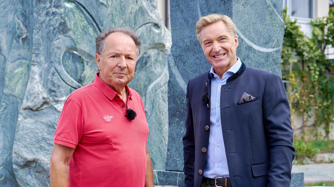 © ORF/Landesstudio Steiermark/Alois Kuschetz Johann Weyringer und Hans Knauß stehen im Freien vor einer großformatigen Steinskulptur.