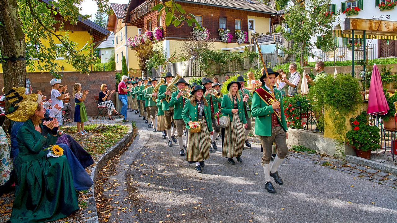 © ORF/Landesstudio Steiermark/Alois Kuschetz Die Trachtenmusikkapelle Henndorf zieht unter Applaus der Zuschauerinnen und Zuschauer durch ein festlich geschmücktes Dorf.