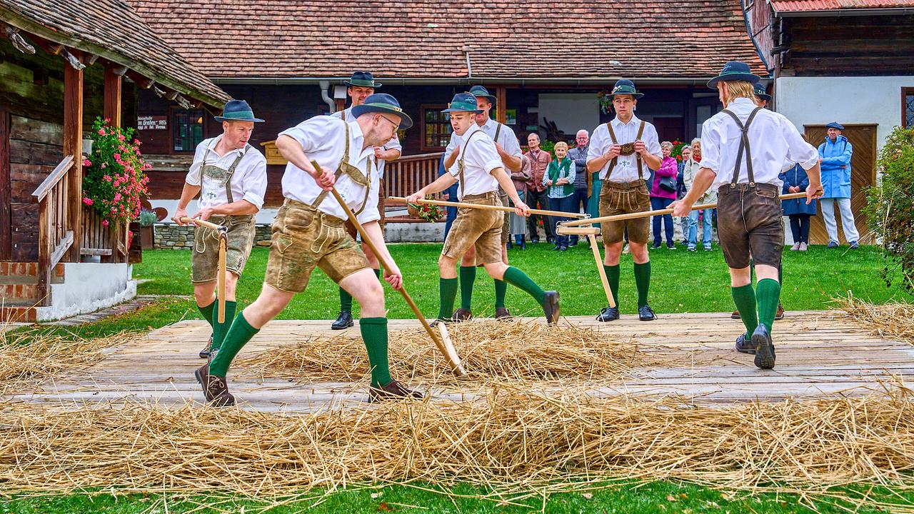 "Österreich vom Feinsten: Steiermark – Rund um die Pöllauer Hirschbirne": Die Vorauer Schuhplattler