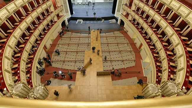 Aufbau des Tanzparketts für den Opernball 2019 am Dienstag, 26. Februar 2019, in der Wiener Staatsoper.
