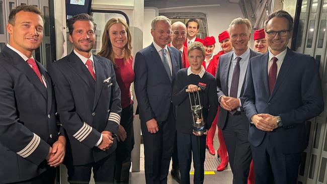 Ankunft „ORF-Friedenslicht aus Bethlehem“ am Flughafen Wien-Schwechat (Maria Theiner / ORF Oberösterreich, Landeshauptmann Mag. Thomas Stelzer, ORF-Friedenslichtkind Florian Mitter, ORF Oberösterreich-Landesdirektor Klaus Obereder und Günther Madlberger / ORF Oberösterreich und Crew der Austrian Airlines)