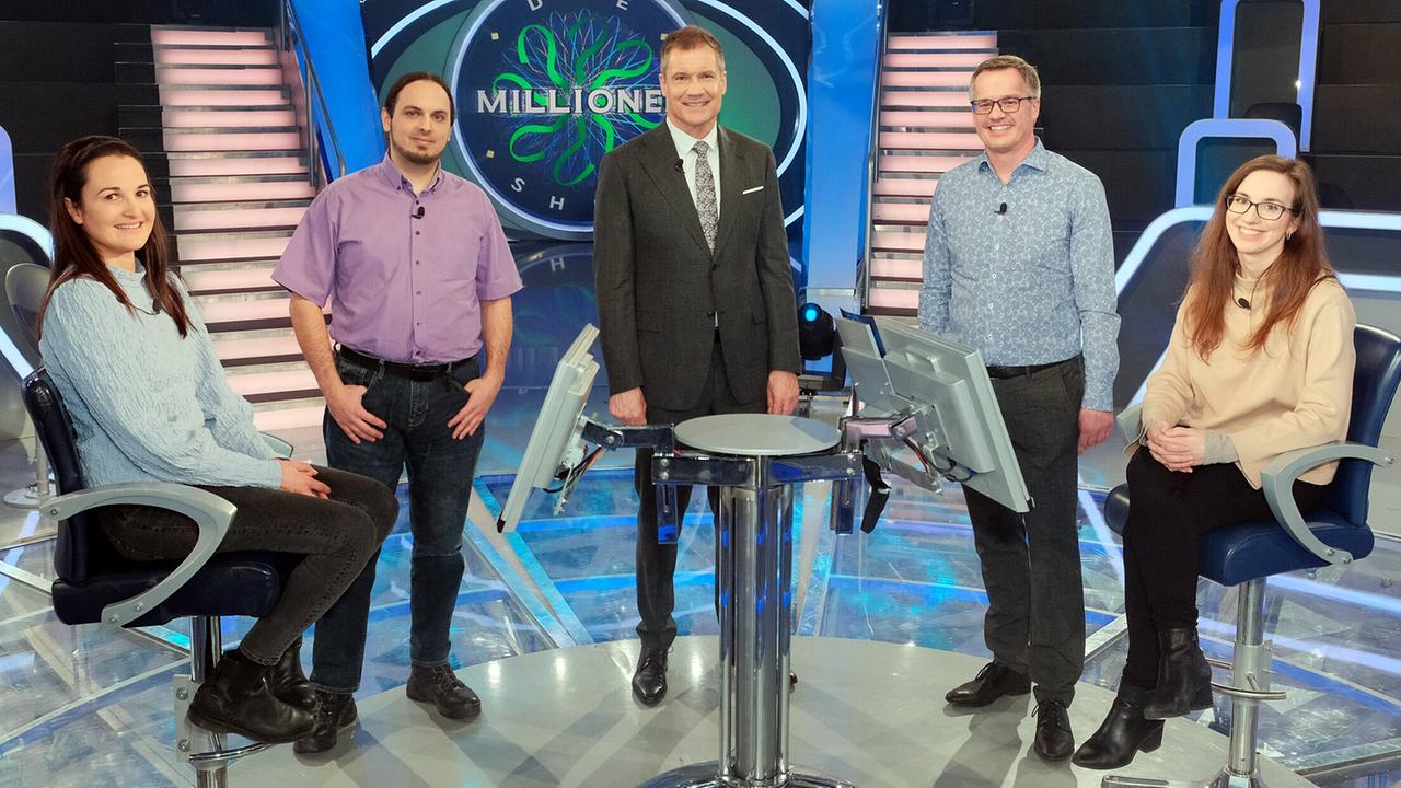 "Die Millionenshow" am 7.3.2022: Claudia Jöchl (Kitzbühel in Tirol), Gilbert Hangel (Wien), Armin Assinger, Wolfgang Scheibenpflug (Langenlois in Niederösterreich), Stefanie Weissensteiner (St. Gallen in der Steiermark)