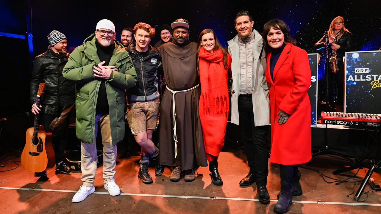 © ORF/Thomas Jantzen "Weihnachtssingen für Licht ins Dunkel": DJ Ötzi, Pater Sandesh Manuel, Chris Steger, Die MAyerin, Norbert Oberhauser, Eva Pölzl