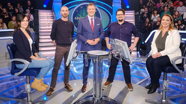 "Die Millionenshow" am 20.2.2023: Barbara Sim (Wien), Mario Albert Huber (Großwilfersdorf, Steiermark), Armin Assinger, Christian Fink (Straßwalchen, Salzburg), Lieselotte Peter (Maria Anzbach, Wallfahrtsort, NÖ)