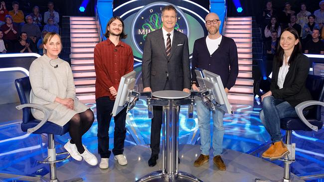 "Die Millionenshow" am 20.3.2023: Sabine Jenewein (Innsbruck), Patrick Huter (Wien), Armin Assinger, Andreas Geiblinger (Gmunden in Oberösterreich), Julia Werchota (Weiz in der Steiermark)