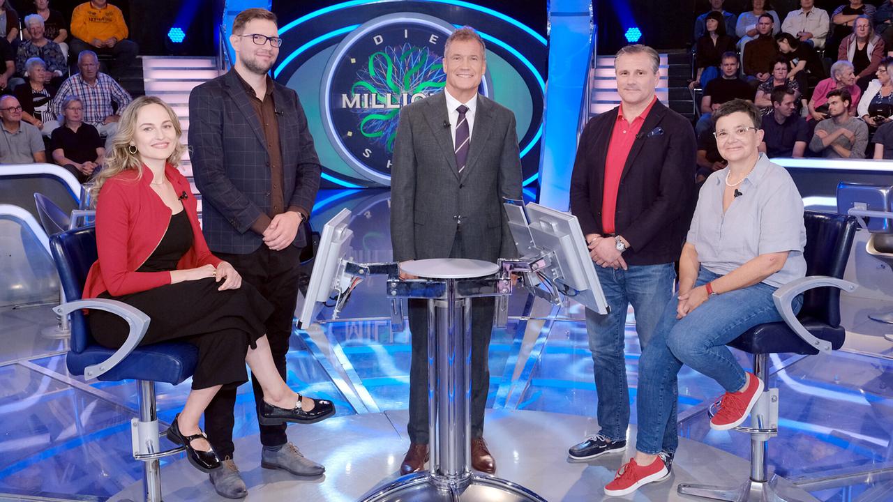 © ORF/Günther Pichlkostner "Die Millionenshow": Sabrina König (Buch in Tirol), Narayan Bartula (Graz), Armin Assinger, Hrvoje Klaric (Wien), Cornelia Pohn (Behamberg in Niederösterreich)