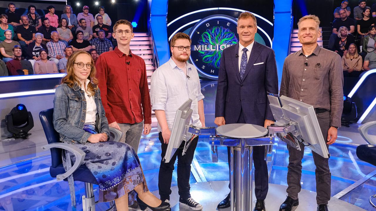 © ORF/Günther Pichlkostner "Die Millionenshow" am 13.11.2023: Caterina Maria Mitwaslky (Neusiedl am See), Bernhard Klima (Wien), Christoph Schmidleitner (Graz), Armin Assinger, Hans Gildo Lauchart (Klagenfurt)