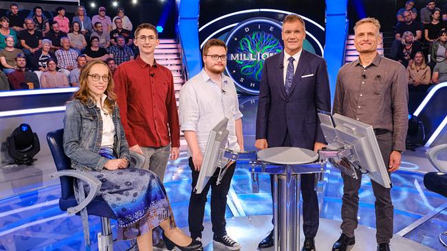 "Die Millionenshow" am 13.11.2023: Caterina Maria Mitwaslky (Neusiedl am See), Bernhard Klima (Wien), Christoph Schmidleitner (Graz), Armin Assinger, Hans Gildo Lauchart (Klagenfurt)