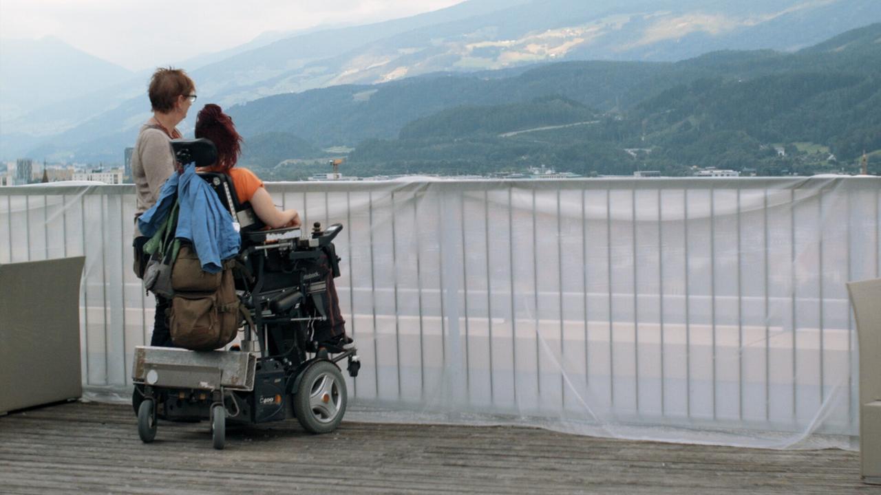 © ORF/Golden Girls Film & Bunny Beach Film/Lukas Ladner "Eva-Maria": Eva-Maria und Renate auf der Terrasse