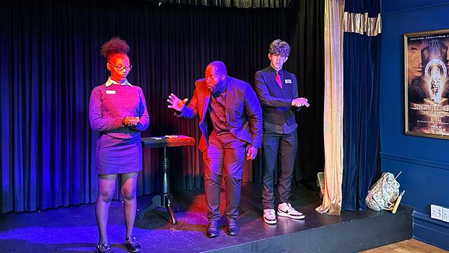 "FeierAbend:Zaubern für ein besseres Leben": Sikelewe Ndenetya bei einer Aufführung des „College of Magic“