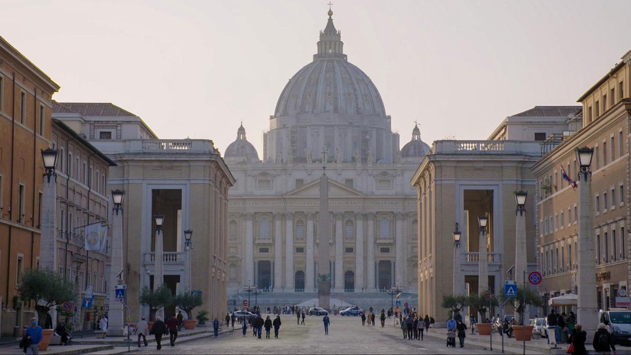 "kreuz und quer: Der Papst und seine Diplomatie": Der Stadtstaat liegt innerhalb der italienischen Hauptstadt Rom und ist damit als Enklave vollständig von Italien umgeben.