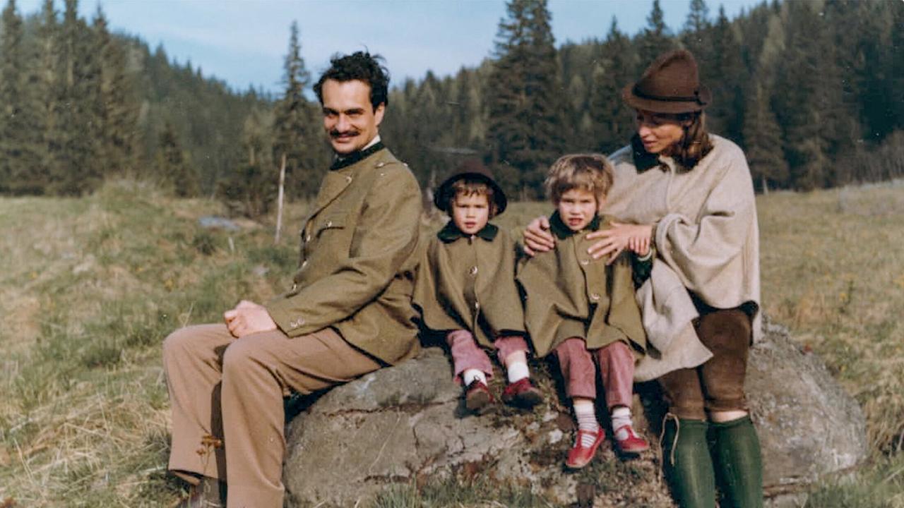 "Mein Vater, der Fürst": Karel Schwarzenberg mit seinen Kindern Lila, Johannes und seiner Frau Therese beim Wandern, circa 1971/72