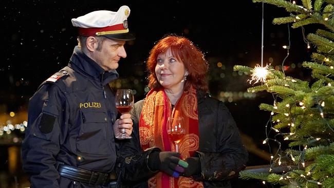 © ORF/Star-Film/Markus Schwabenitzky "Oben ohne: Du heilige Nacht": Andreas Steppan (Gustl Horrowitz), Elfie Eschke (Sarah Horrowitz)