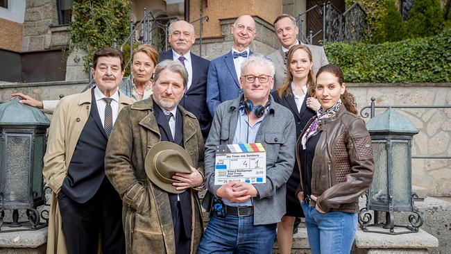„Süßes Gift“ zum „Die Toten von Salzburg“-Jubiläum: Gruppenfoto mit Erwin Steinhauer, Susanne Czepl-Zrost, Michael Fitz, Karl Fischer, Michael Schönborn, Regisseur Erhard Riedlsperger, Johannes Zirner, Julia Koch und Fanny Krausz in Salzburg