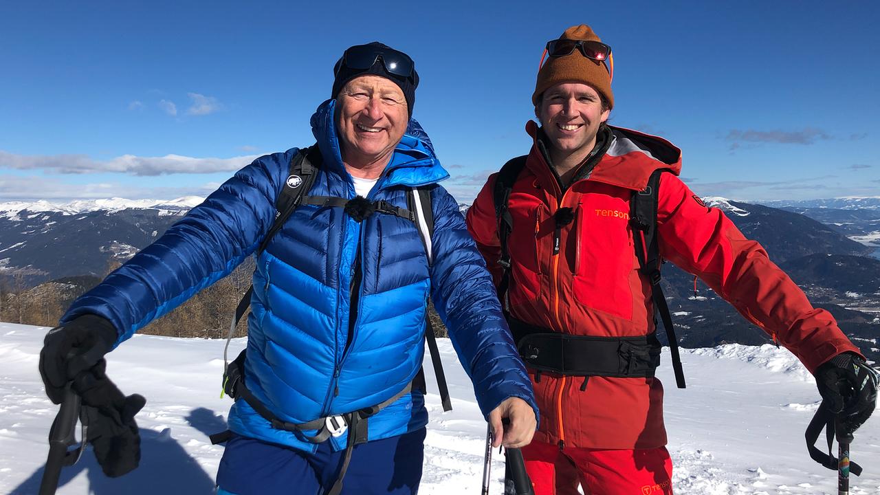 Harry Prünster (links) macht eine Skitour mit Naturpark-Ranger Julian Kogler auf den Dobratsch.