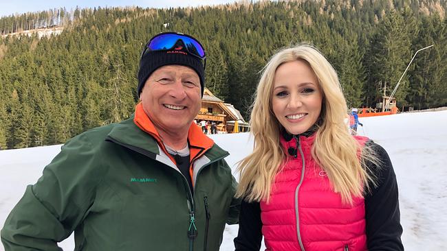 Melissa Naschenweng und Harry Prünster begeben sich auf eine Schneeschuhwanderung rund um die Unterwirtshütte.
