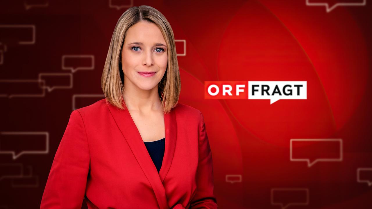 Mariella Gittler in rotem Blazer steht vor einem roten Studiograﬁk-Hintergrund neben dem Schriftzug „ORF FRAGT“.