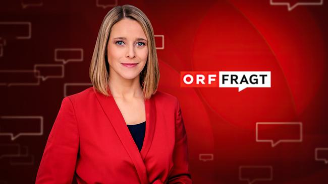 © ORF/Hans Leitner Mariella Gittler in rotem Blazer steht vor einem roten Studiografik-Hintergrund neben dem Schriftzug „ORF FRAGT“.
