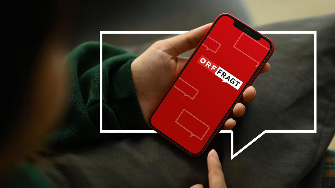 © ORF Eine Person hält ein Smartphone mit rotem „ORF FRAGT“-Bildschirm in der Hand, umrahmt von einer stilisierten Sprechblase.
