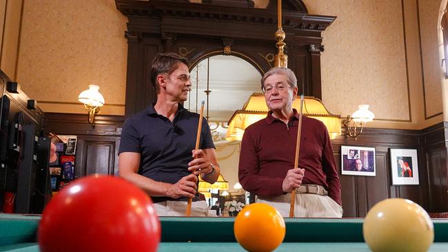 © ORF/pre tv Orte der Kindheit - Peter Schneeberger, Erwin Steinhauer am Billardtisch