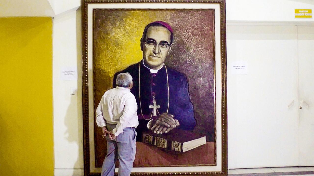 Oscar Romeros stille Botschaft: Maler Raúl Castillo vor Romero-Porträt