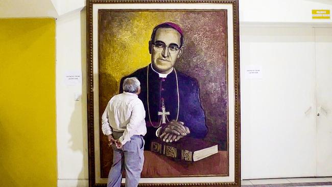 Oscar Romeros stille Botschaft: Maler Raúl Castillo vor Romero-Porträt
