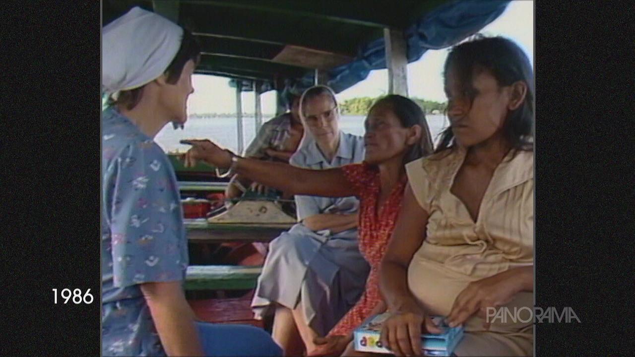 Das Bild aus 1986 zeigt vier Frauen und einen Mann auf einem Boot am Amazonas. Auf der linken Seite mit blaue Gewand und weißer Haube ist die kärntner Tropenärztin und Ordensschwester, um die es im Beitrag geht.